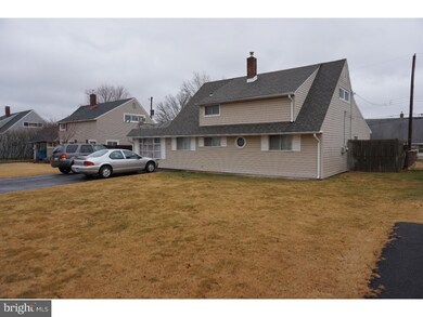 114 Goldengate Rd, Levittown, PA 19057 - photo 3