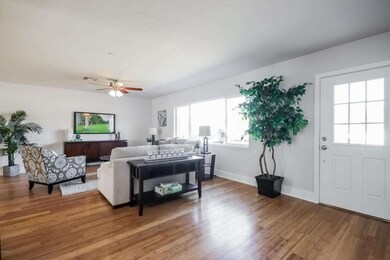 004-Living_Room-2213328-large
