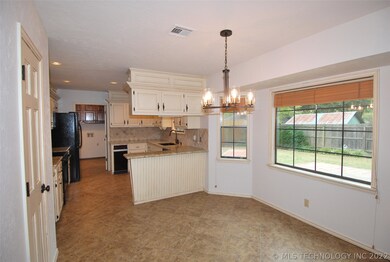 2316 Chapel Hill Ct, Bartlesville, OK 74006 - photo 3