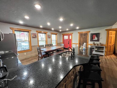 Dining/kitchen