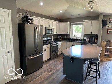 5204 E Hyde Ct, Columbus, IN 47203 - photo 5