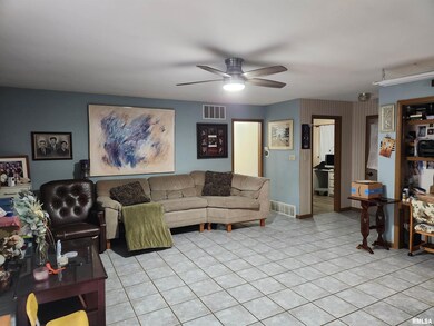 1214 Sherwood Eddy Dr, Jacksonville, IL 62650 - photo 3