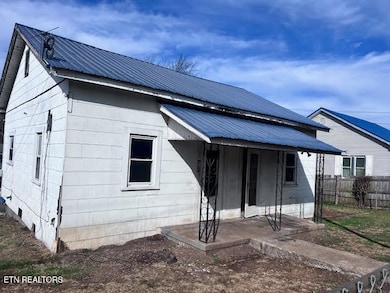 502 Thompson St, Philadelphia, TN 37846 - photo 2