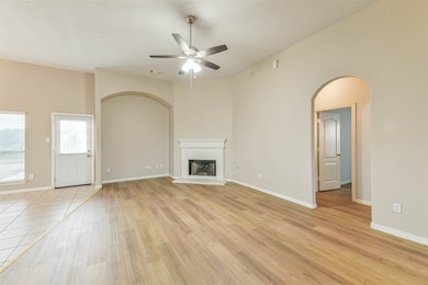 Bright space with high ceilings and cozy gaslog fi