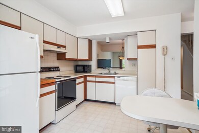 3824 Swan House Ct, Burtonsville, MD 20866 - photo 4