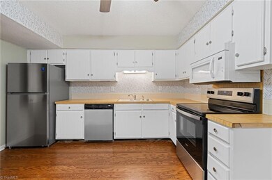 1049 Rock Knoll Ct unit 204, Winston Salem, NC 27107 - photo 6