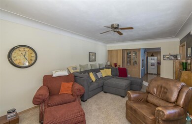 Carpet, Large bay window, Ceiling fan, Built-in, B