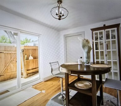 Beautiful dining area,room for larger table.