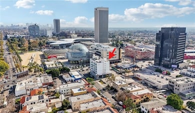 Surrounded by landmarks!