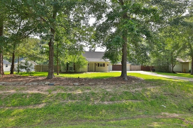  Surrounded by mature trees, this house offers a s