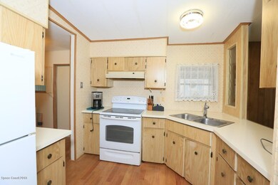 6 923 Redbud - Kitchen - V2jpg