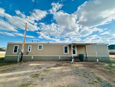Manufactured / mobile home with entry steps