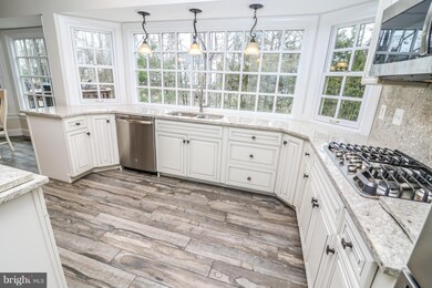 6851 Smithfield Ct, Centreville, VA 20120 - photo 4