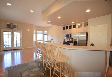 Kitchen w/huge breakfast bar