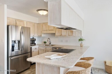 Kitchen w/ peninsula seating