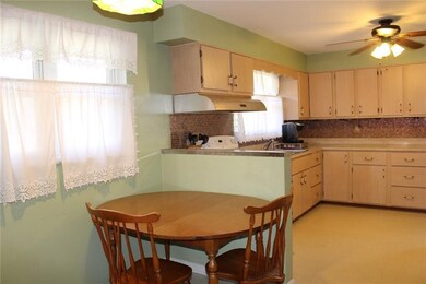 You will appreciate the fully equipped eat-in kitc