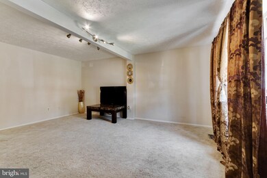 8168 Willowdale Ct, Springfield, VA 22153 - photo 4