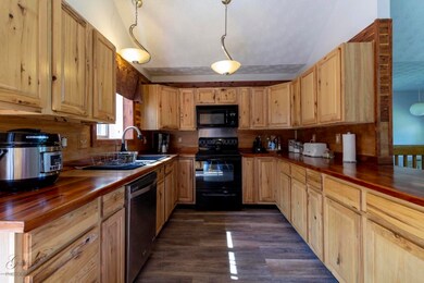 003 Kitchen (2)