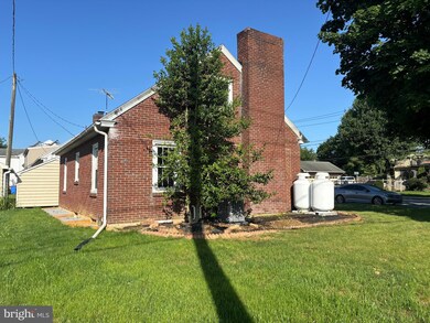 202 Locust St, New Holland, PA 17557 - photo 3