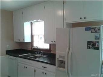 SUNNY,BRIGHT & CLEAN KITCHEN HAS FRESH PAINT & TIL