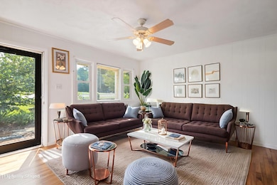 IMG_8805 - Living Room - Modern - 5