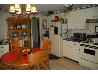 Kitchen. Eat-in kitchen with all appliances, work desk.