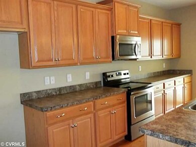 Kitchen - Plenty of cabinet space in this kitchen!