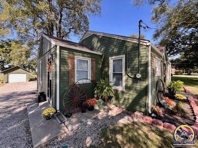 104 4th St unit 104 4th St, Winchester, KS 66097 - photo 2