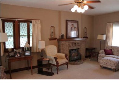 Immaculate with classic designer touches this comf