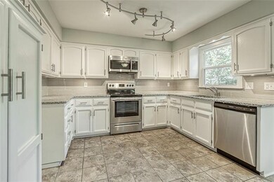 10441 Oakmont St, Lenexa, KS 66215 - photo 7