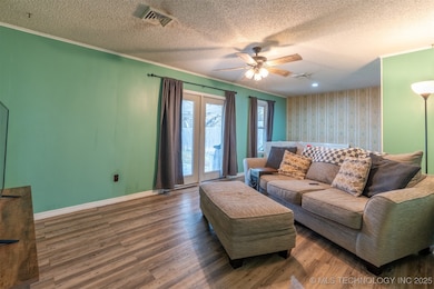 1012 Colonial Dr, Pryor, OK 74361 - photo 2