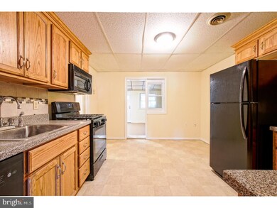 202 Glen Cove Rd, Darby, PA 19023 - photo 3