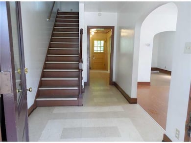 Entry/Foyer.