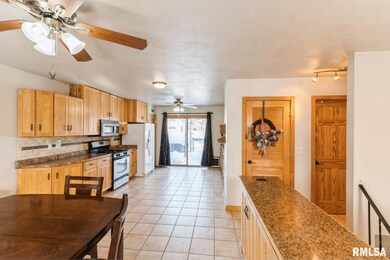 1614 Hitching Post Ln, Davenport, IA 52806 - photo 4