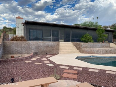 Backyard /Pool
