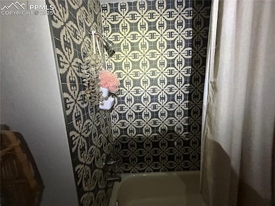 Bathroom with shower / bathtub combination with cu