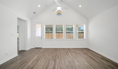 Impressive great room with vaulted ceilings (*Phot