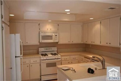 Large and Bright Kitchen.
