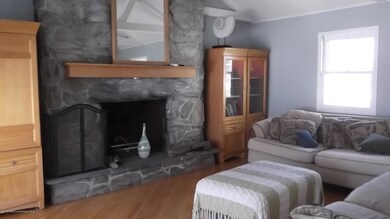 Big Familyroom with fireplace