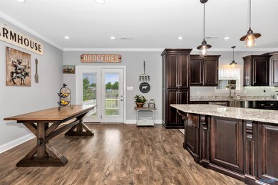 9' ceiling, recessed lighting, crown molding, Eat-in kitchen, granite countertops, laminate flooring