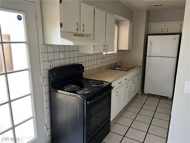 Kitchen featuring visible vents, a sink, freestand
