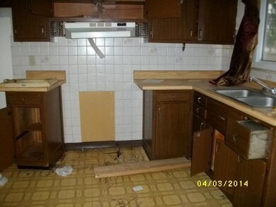 1611 Cunard St kitchen