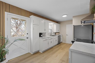 530 37th St NE, Cedar Rapids, IA 52402 - photo 6