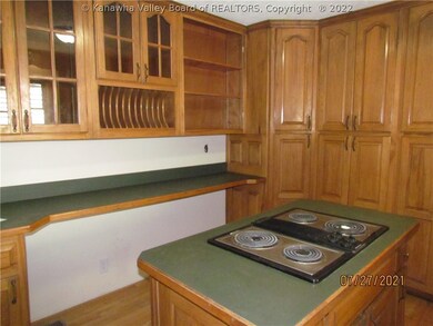 Kitchen w cooktop and counter for eating