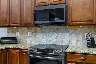 KITCHEN WITH BACKSPLASH