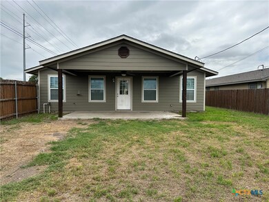 1084 E Weinert St, Seguin, TX 78155 - photo 4