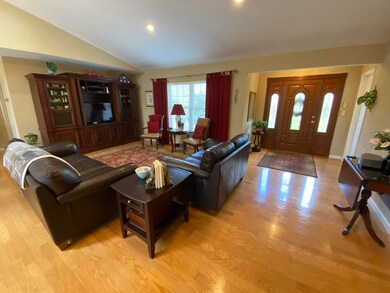 4 Family Room (6)