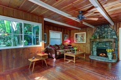  Living room with ceiling fan