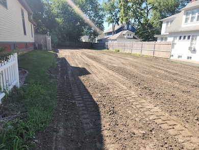 518 W Park Ave, Aurora, IL 60506 - photo 2