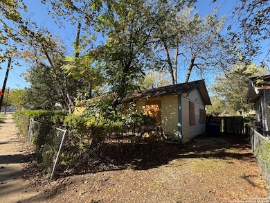 1033 Saldana St, San Antonio, TX 78225 - photo 2